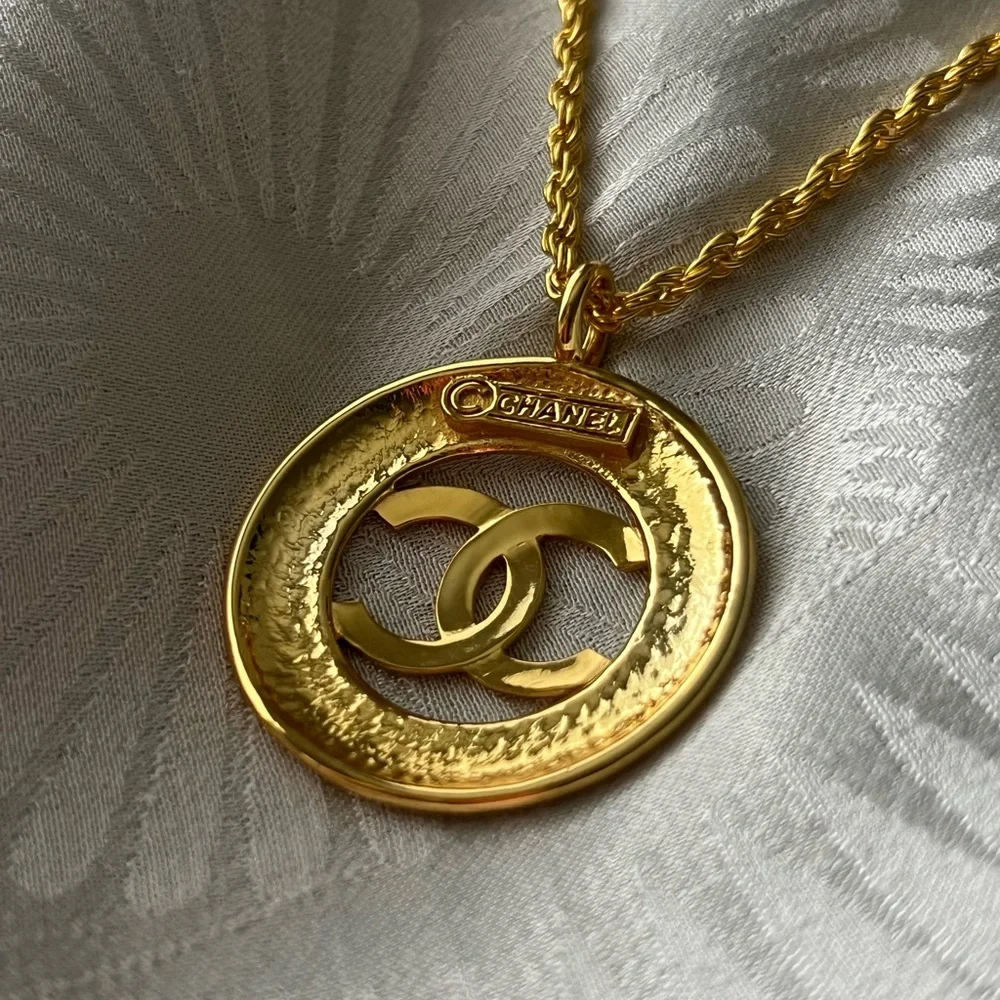 Large Vintage Round CC Chanel Necklace - Picture 4 of 11